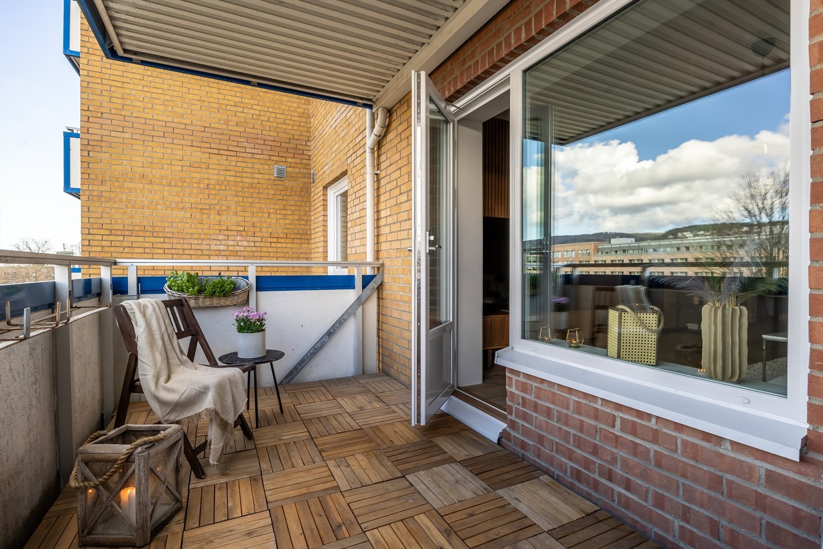 Balkongen er på 8 m², har praktiske gulvplater og har plass til bord og stoler. Galleribilde