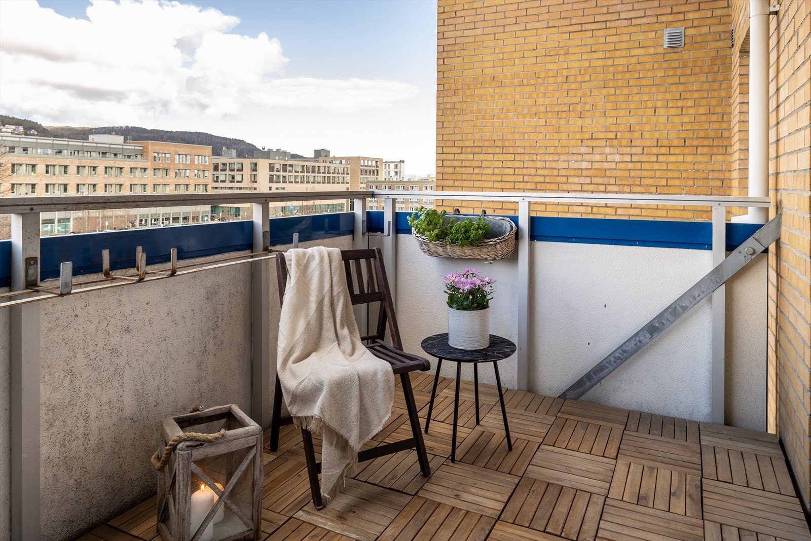 Balkongen er vestvendt og byr på gode solforhold fra ca. 13 til kveld ifølge selger. Galleribilde