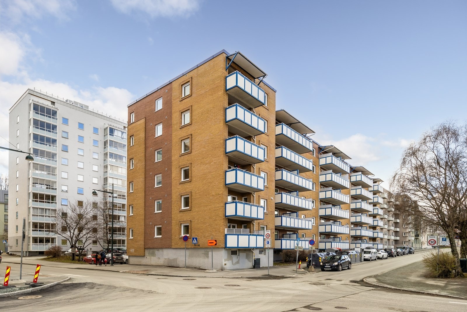 Fasade. Alle vinduer og balkongdører på bygget ble byttet i 2023. Galleribilde