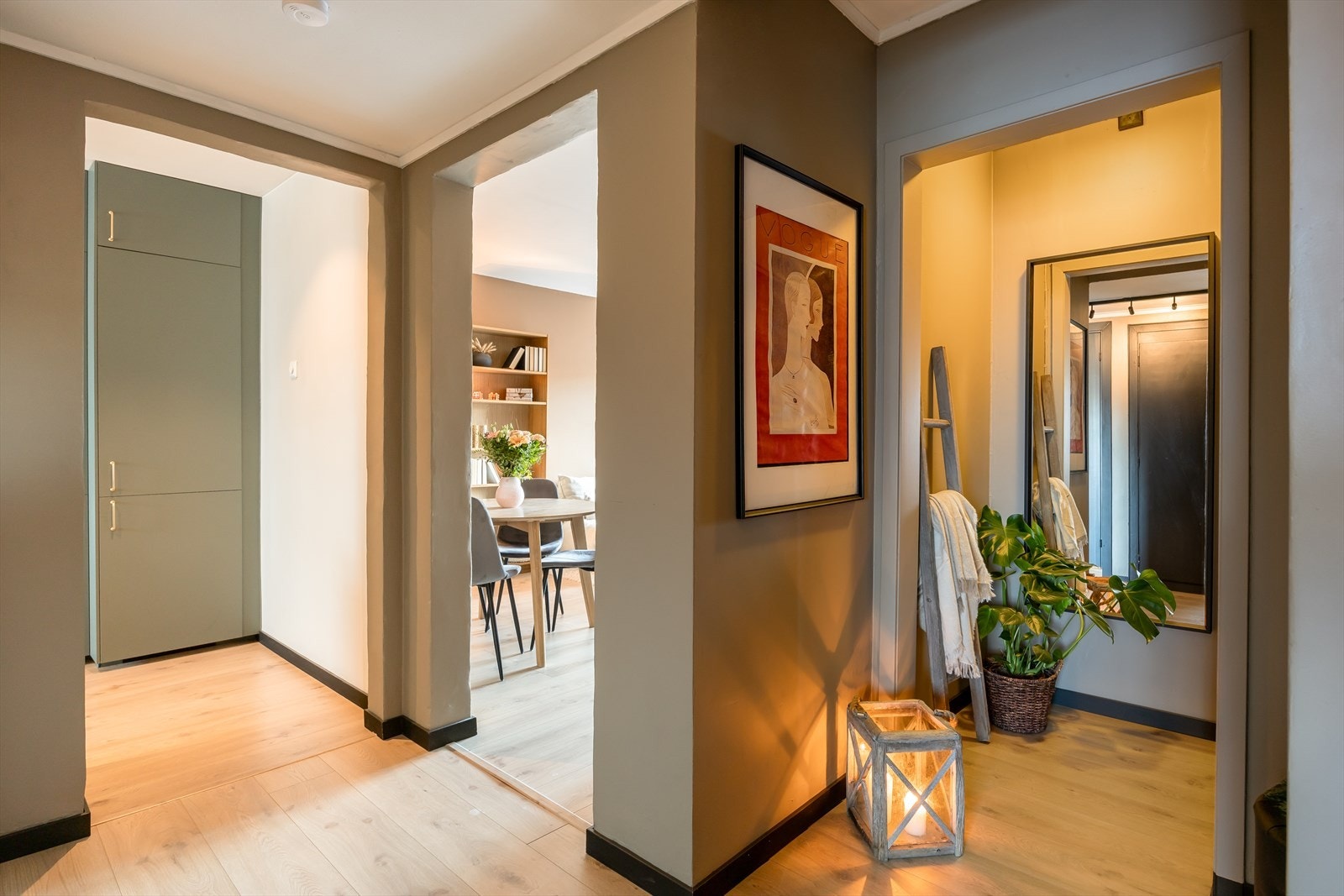Leiligheten disponerer i tillegg 3 boder; to på bakkeplan og en i kjeller. Galleribilde