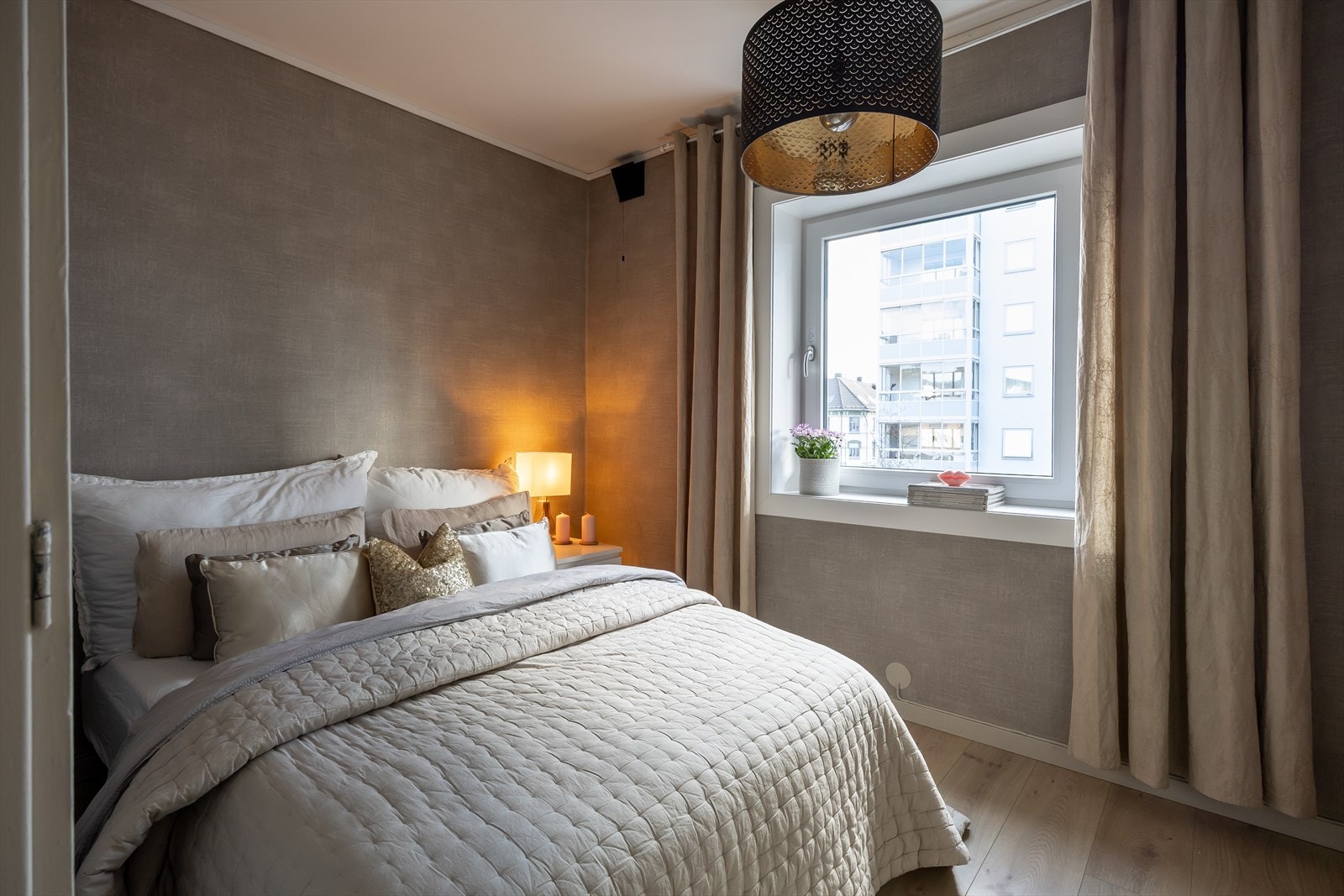 Det minste soverommet er på 10,5 m² og vender ut mot en rolig bakgate. Galleribilde