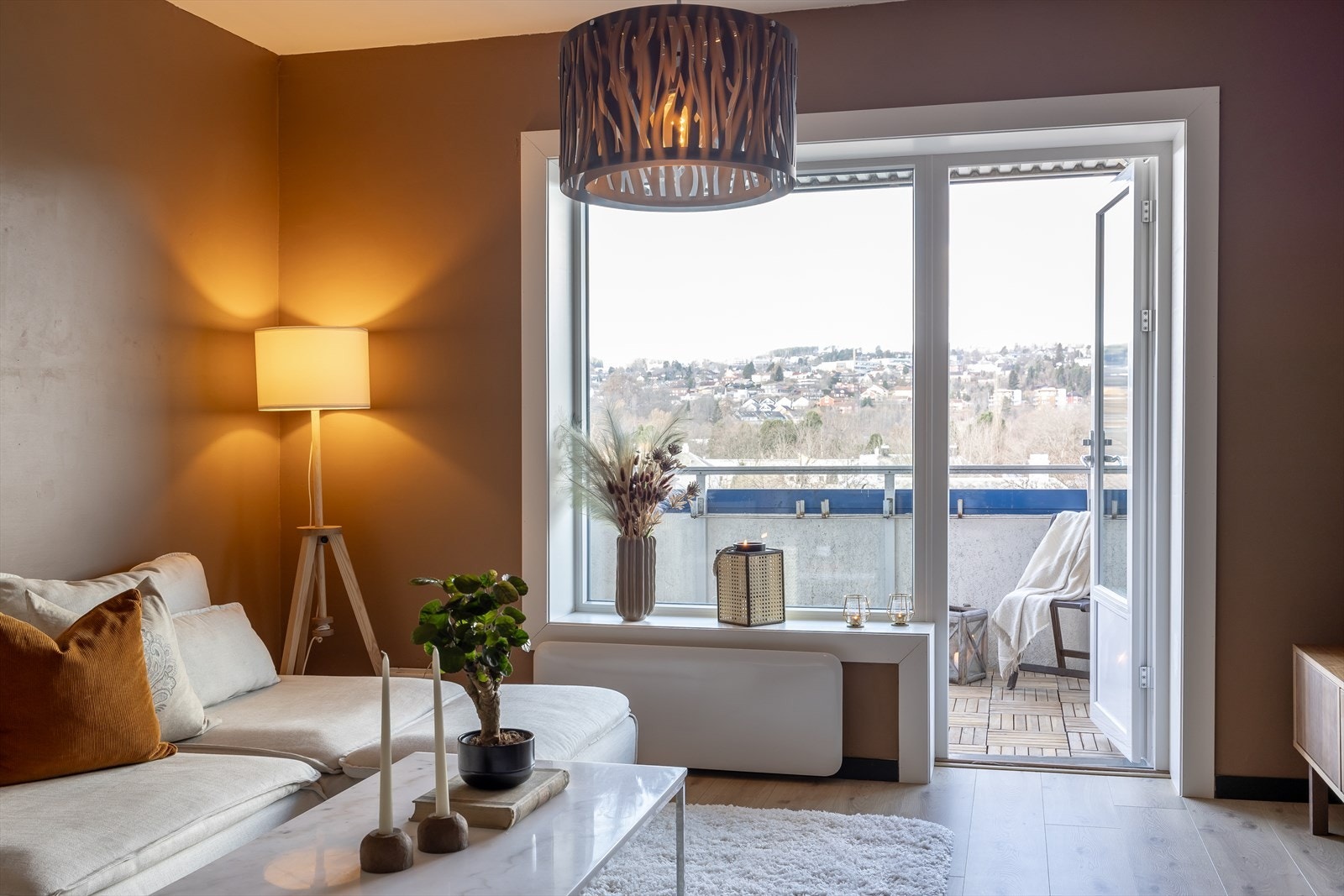 Leilighetens stue strekker seg på hele 21,8 m². Fra stuen er det direkte utgang til leilighetens balkong som fungerer som en forlengelse av stuen. Galleribilde