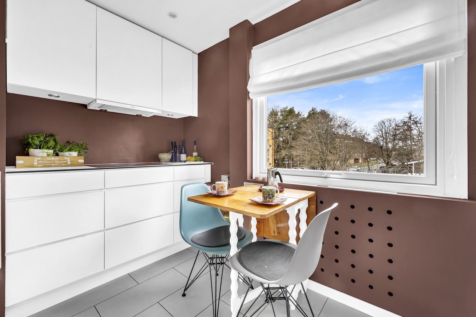 Plass til lite spisebord ved vindu. Galleribilde