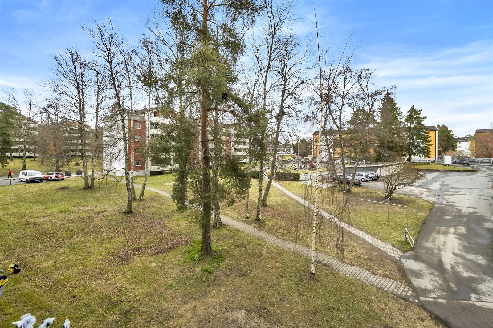 Fra balkongen er det hyggelig utsyn mot borettslagets fellesareal. Galleribilde