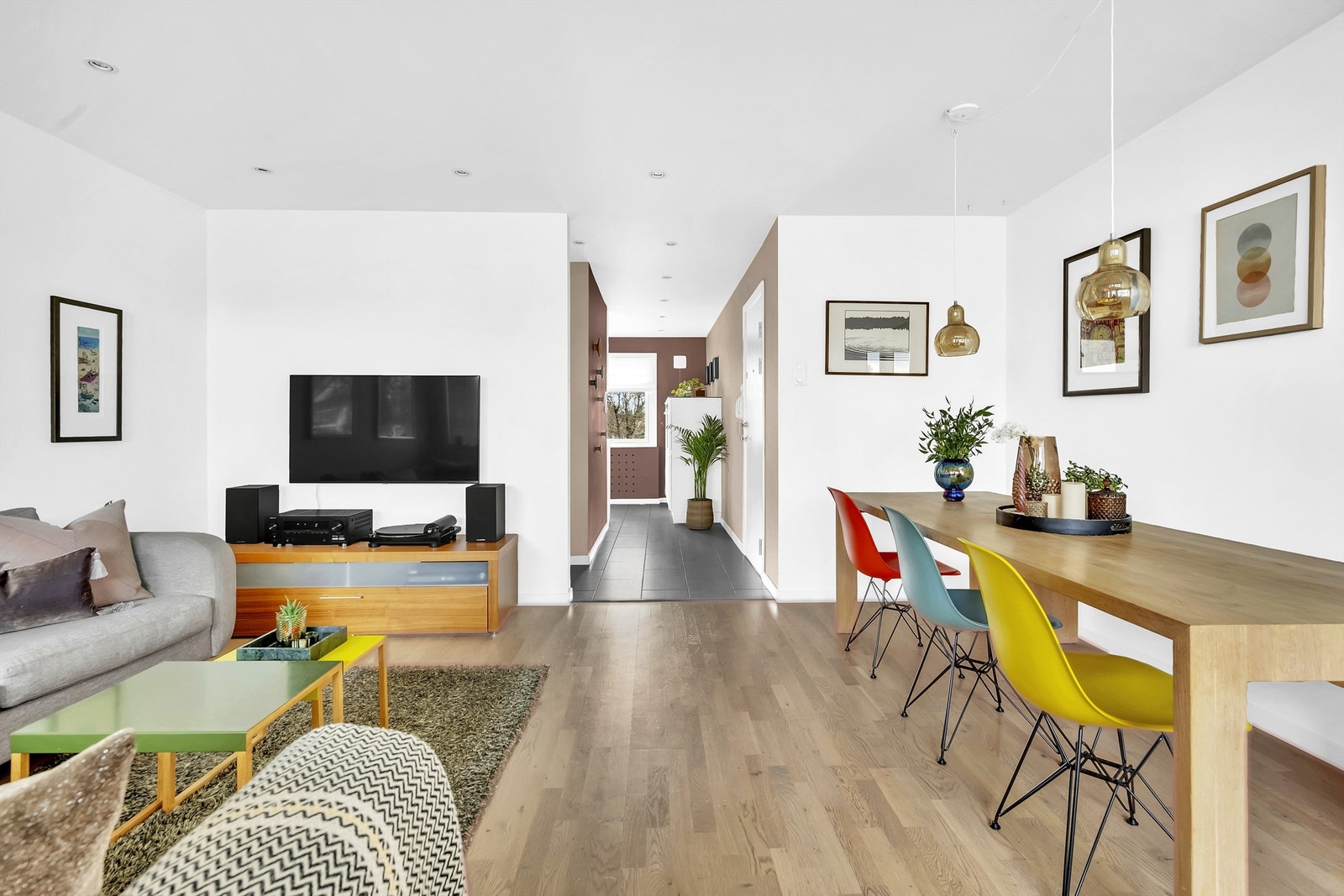Gjennomgående leilighet som gir rikelig med naturlig lys. Galleribilde