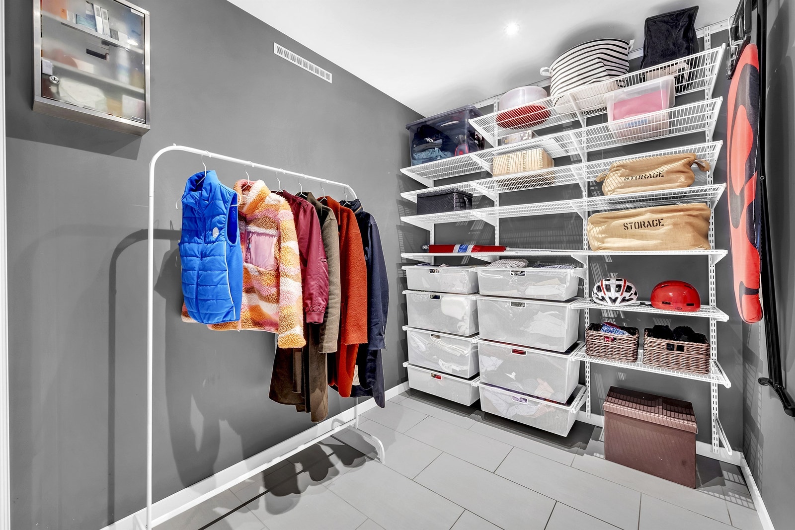 I tilknytning til entréen har leiligheten også en romslig bod med ytterligere oppbevaringsplass - perfekt for å rydde unna. Flere har også gjort om boden til et walk in closet. Galleribilde