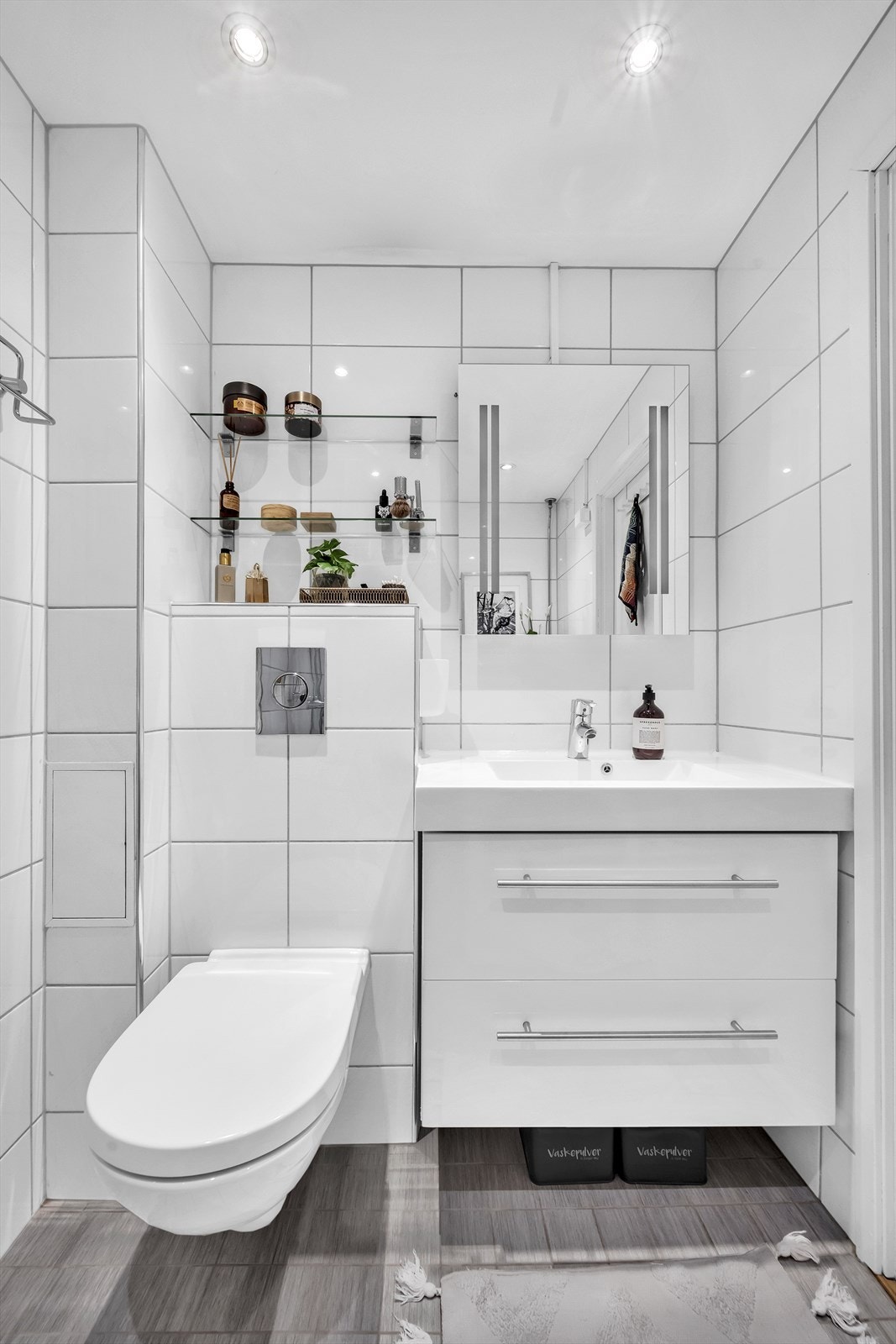 Pent flislagt bad med gulvvarme og downlights. Galleribilde