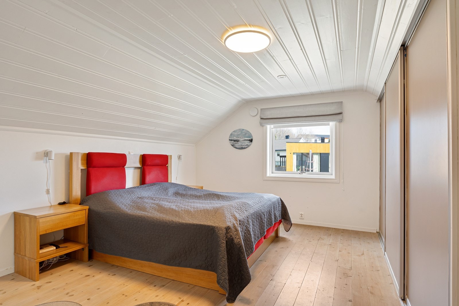 Hovedsoverom med stor skyvedørsgarderobe Galleribilde