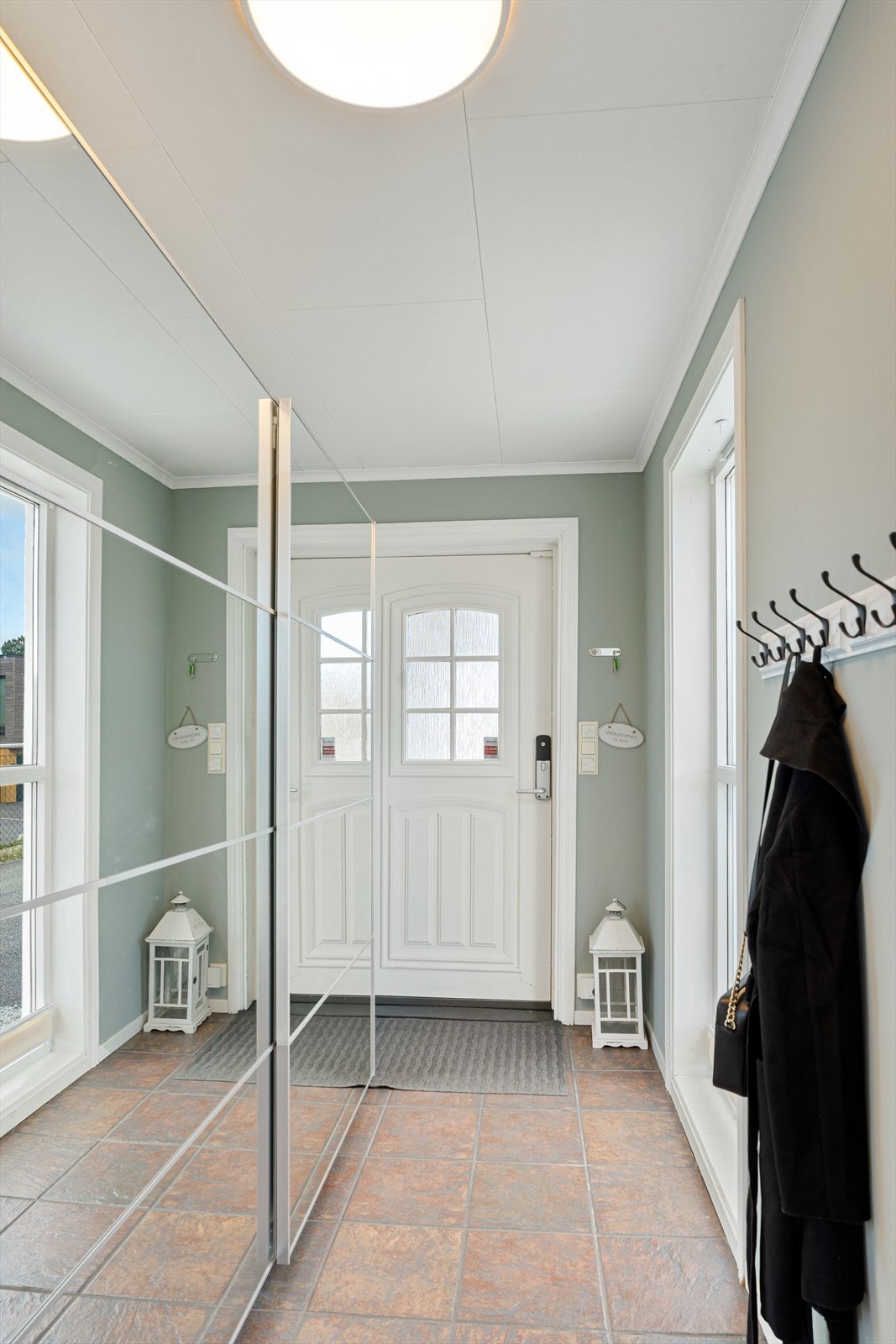 Entré med IKEA pax garderobe med god plass til oppbevaring av yttertøy Galleribilde