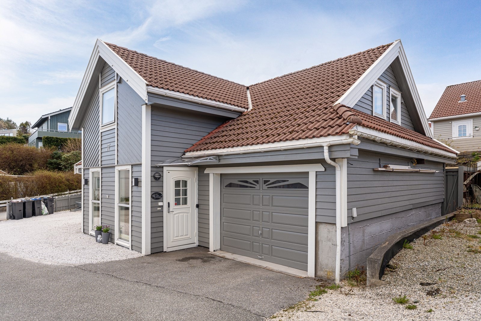 Garasje med elbillader Galleribilde