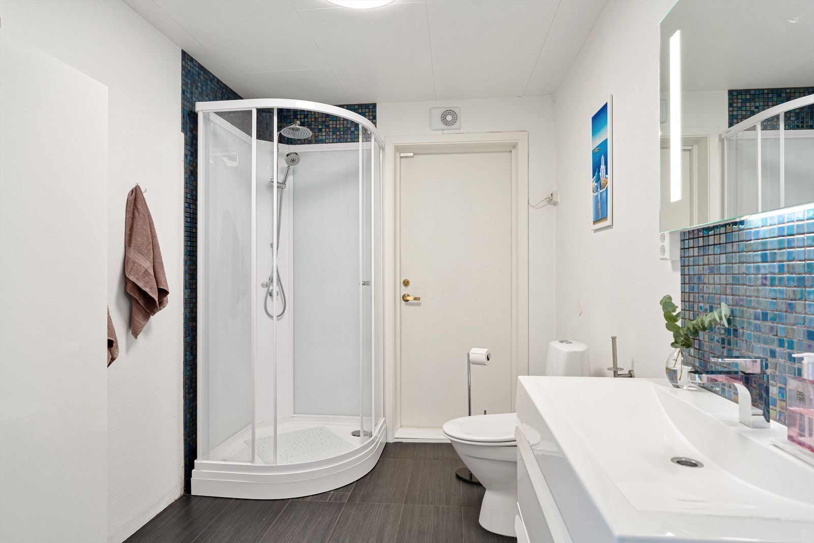 Pent bad med flislagt gulv med varmekabler Galleribilde