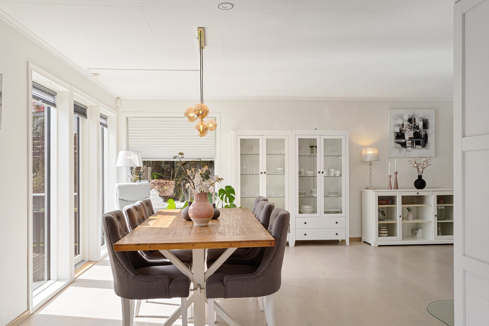 Stuen har god møbleringsmuligheter og plass til stort spisebord og sofagruppe Galleribilde