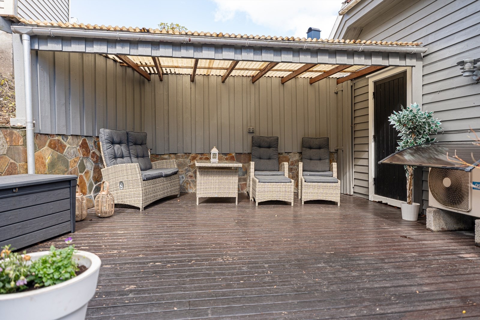 Solrik terrasse som er delvis overbygget Galleribilde