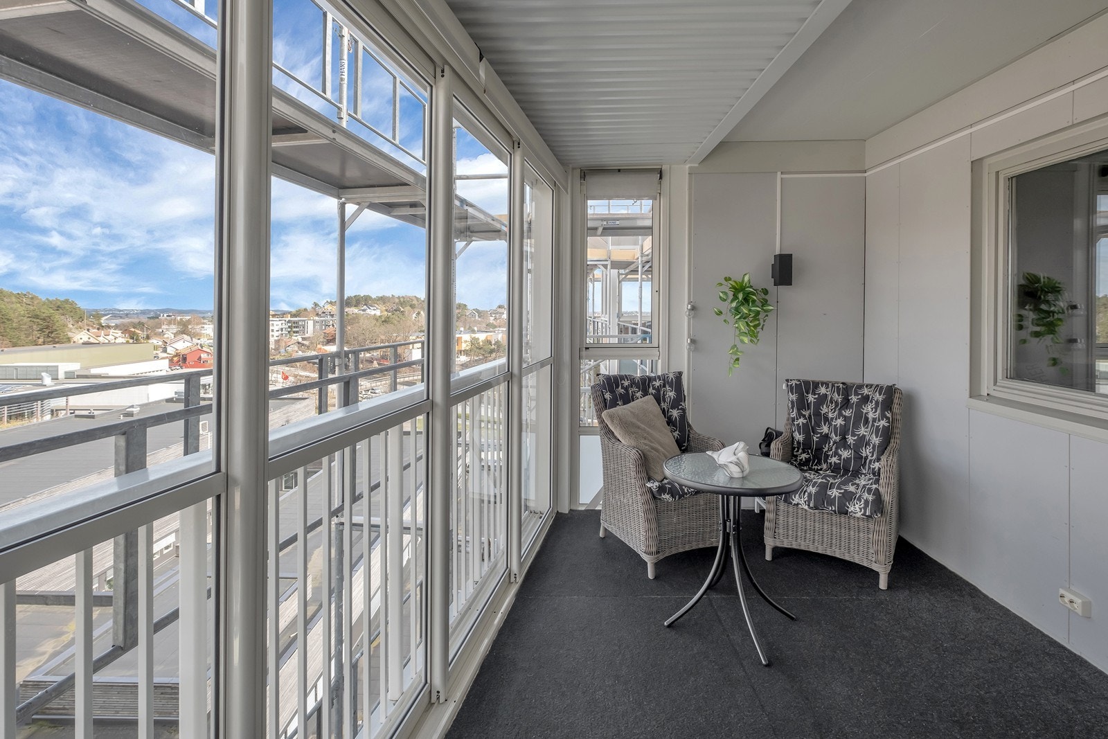 På balkongen er det god plass til hagemøbler Galleribilde