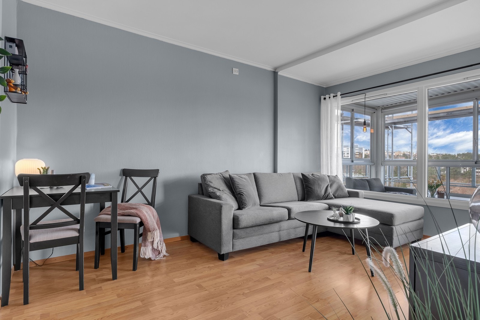 I stuen er det plass til sofa m/tilhørende møblement og spisebord Galleribilde