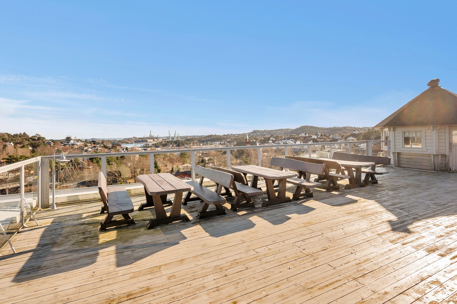 Borettslaget har en stor, felles takterrasse med sittegrupper og uthus. Takterrassen er under renovering - tegninger på estimert sluttresultat er neste bilde samt
vedlagt i salgsoppgaven Galleribilde