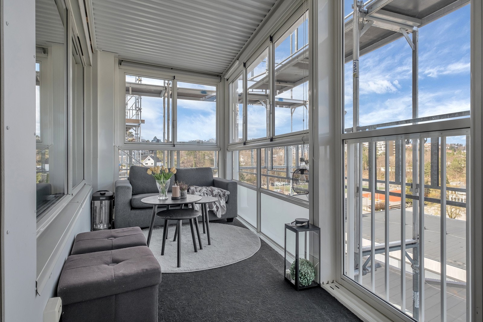 - og stor innglasset balkong med morgen - og formiddagssol Galleribilde