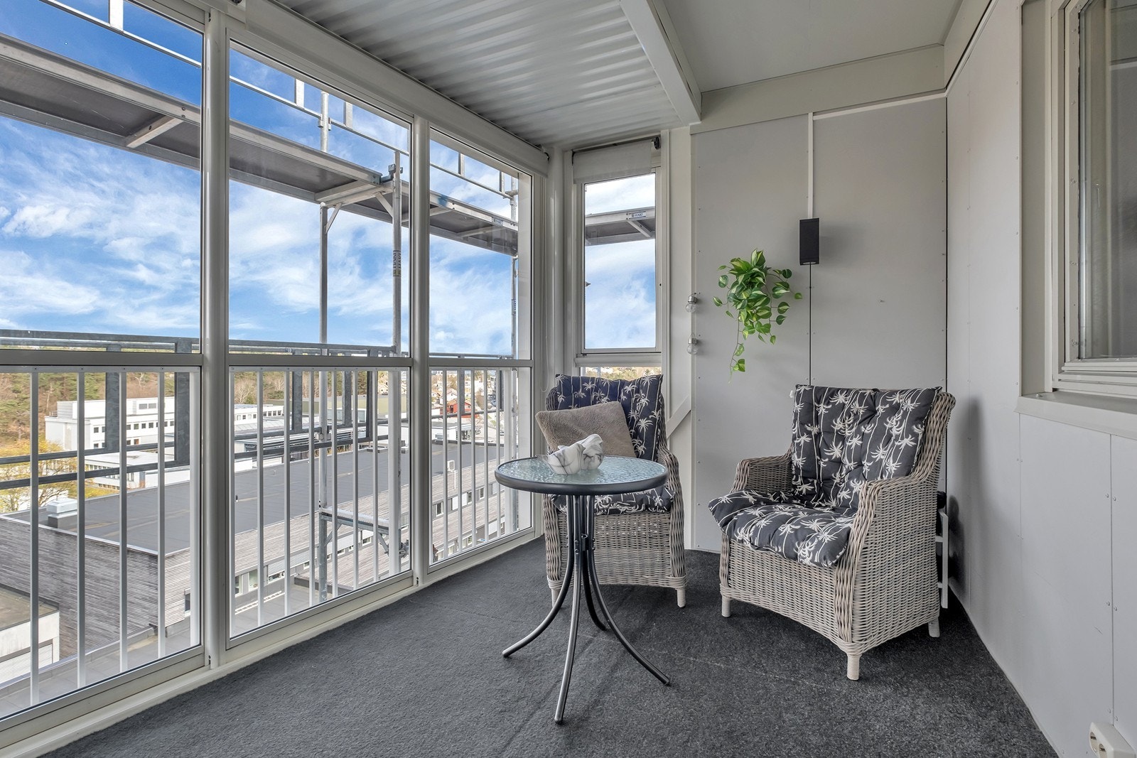 Stor innglasset balkong med flott utsikt Galleribilde