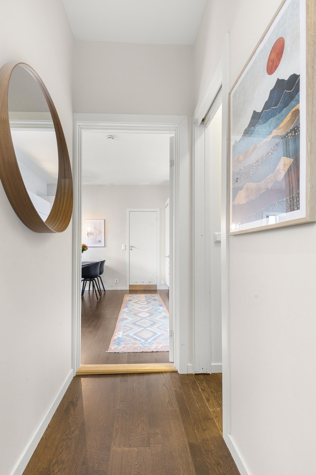 Entréen har god plass til klesoppheng og oppbevaring av sko. Galleribilde