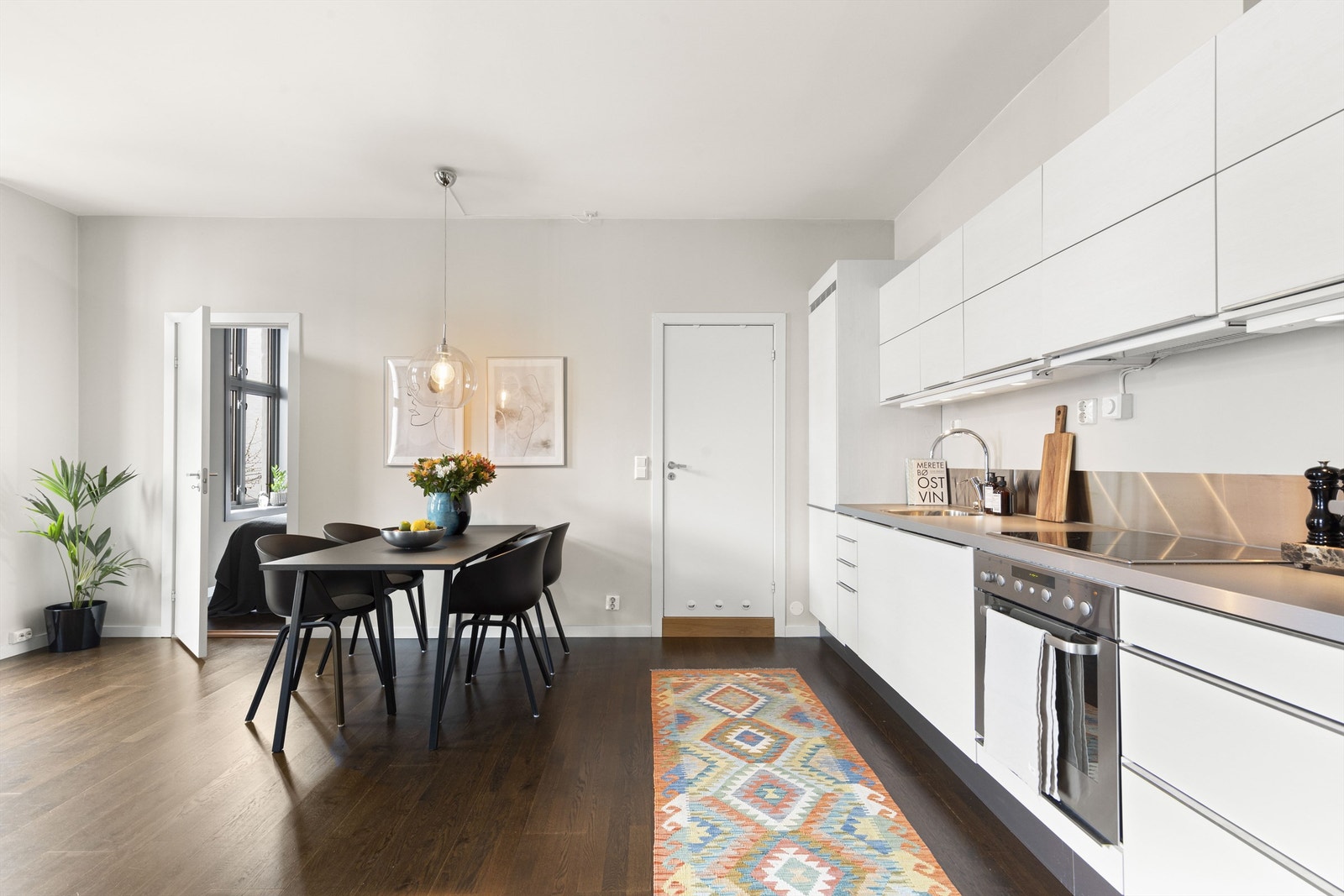 Det er god plass til å innrede med en stor spisegruppe. Galleribilde