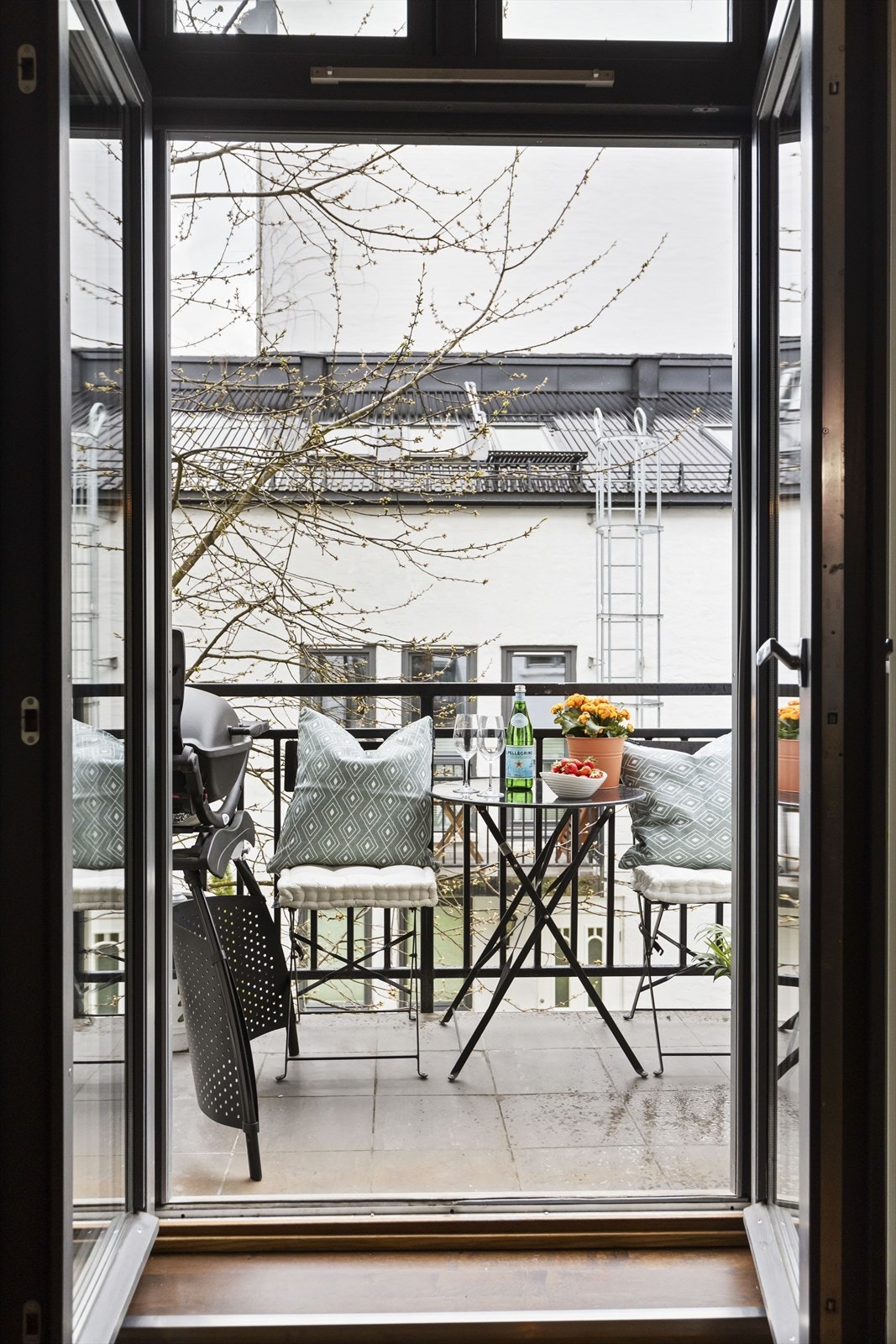 Balkongen måler 2 kvm og har plass til en koselig sittegruppe. Galleribilde