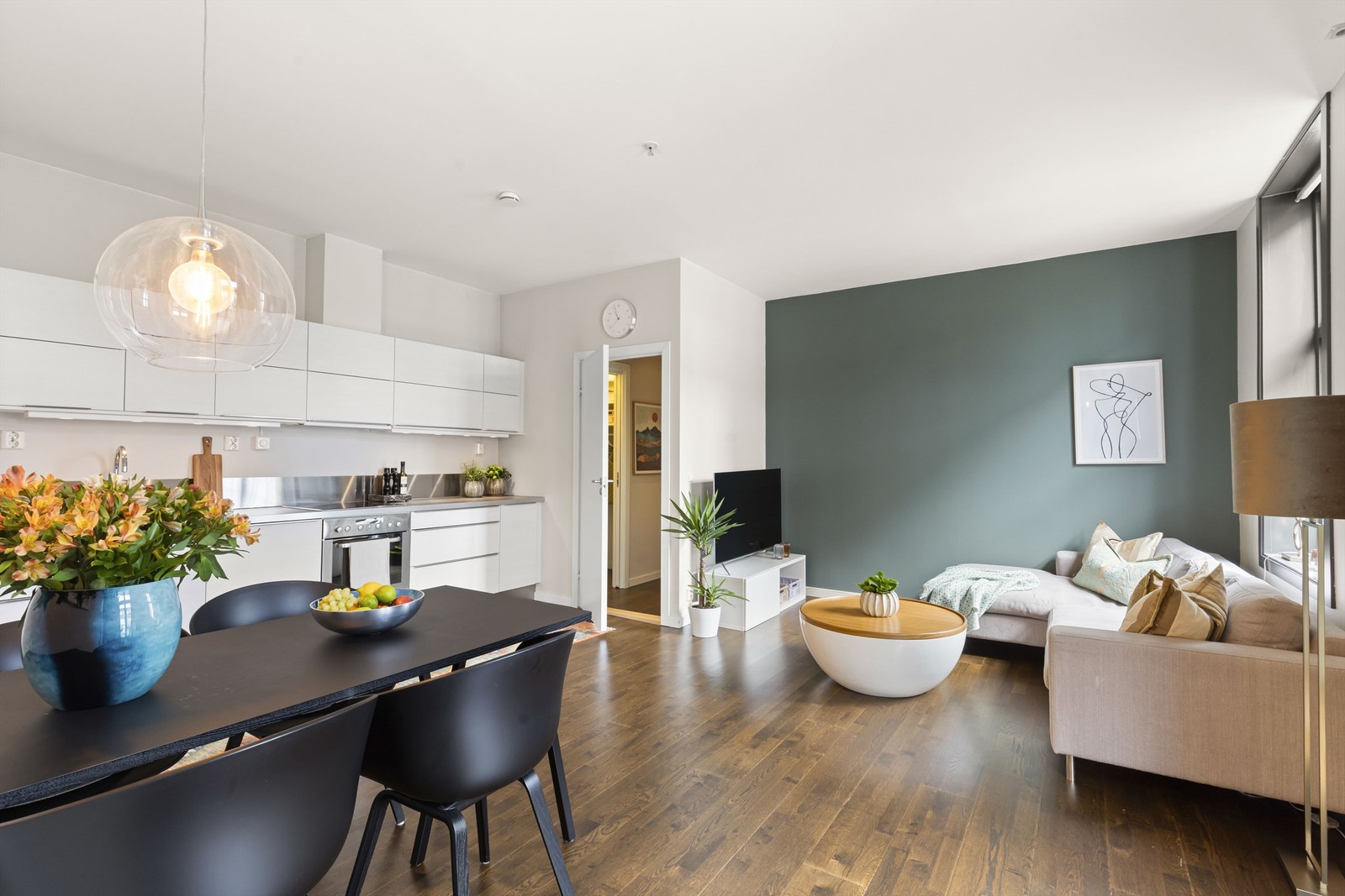 Dette er en moderne og attraktiv leilighet med gjennomgående standard fra 2010 i forbindelse med totaloppussing av hele bygården. Galleribilde