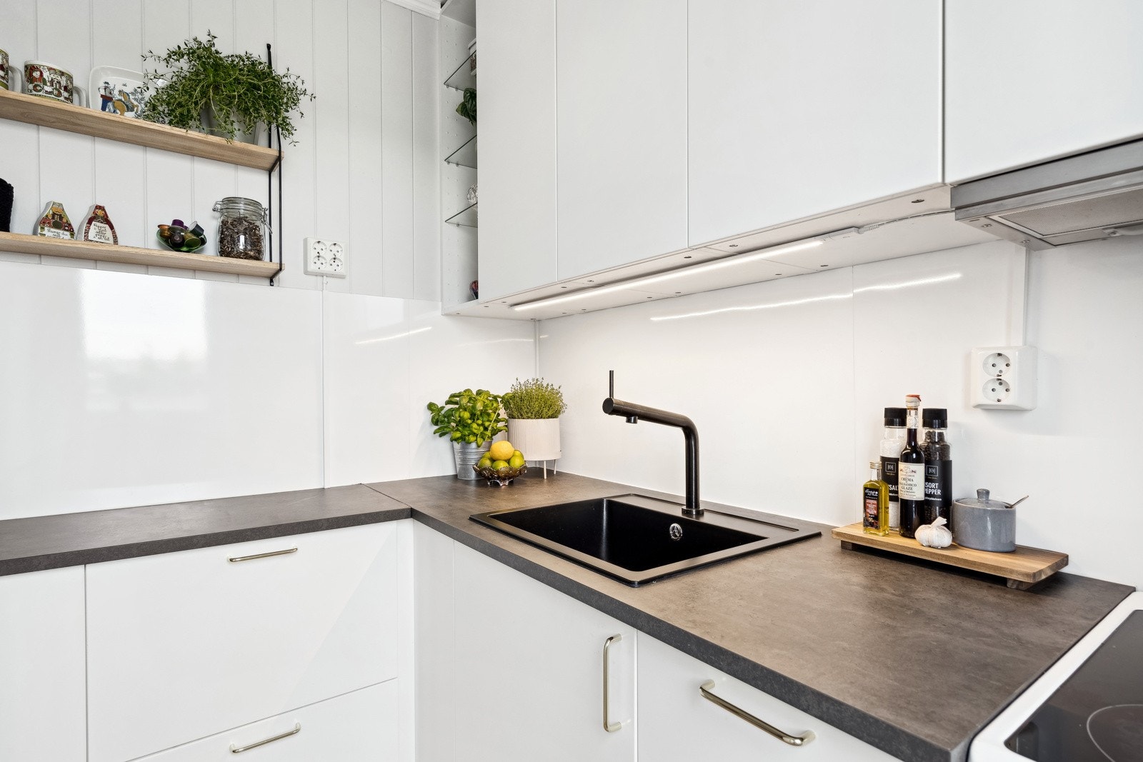 Kjøkkenet ligger delvis tilbaketrukket fra stuen Galleribilde