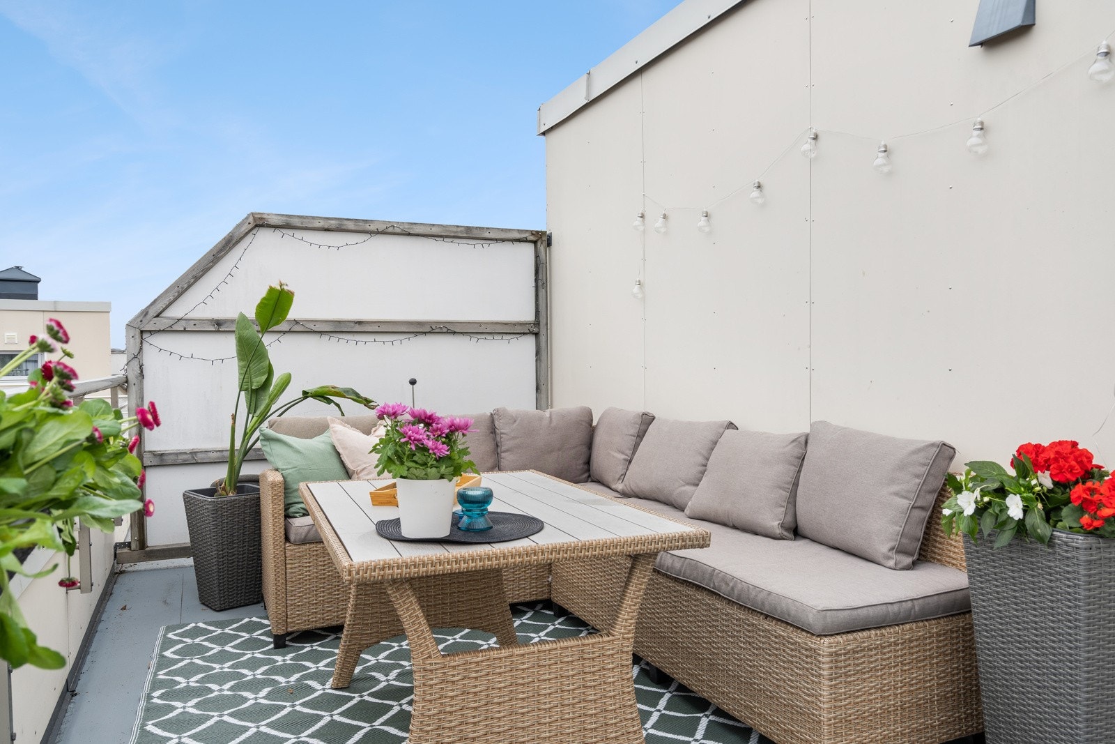 På terrassen er det god plass til en større sittegruppe. Her kan man nyte sene sommerkvelder med utmerket solforhold. Galleribilde