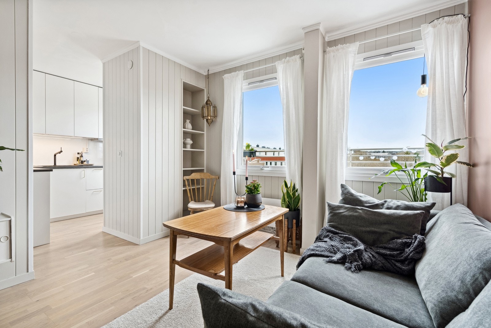 Stuen oppleves som lys og luftig. Store vindusflater gir godt med naturlig lysinnslipp. Galleribilde