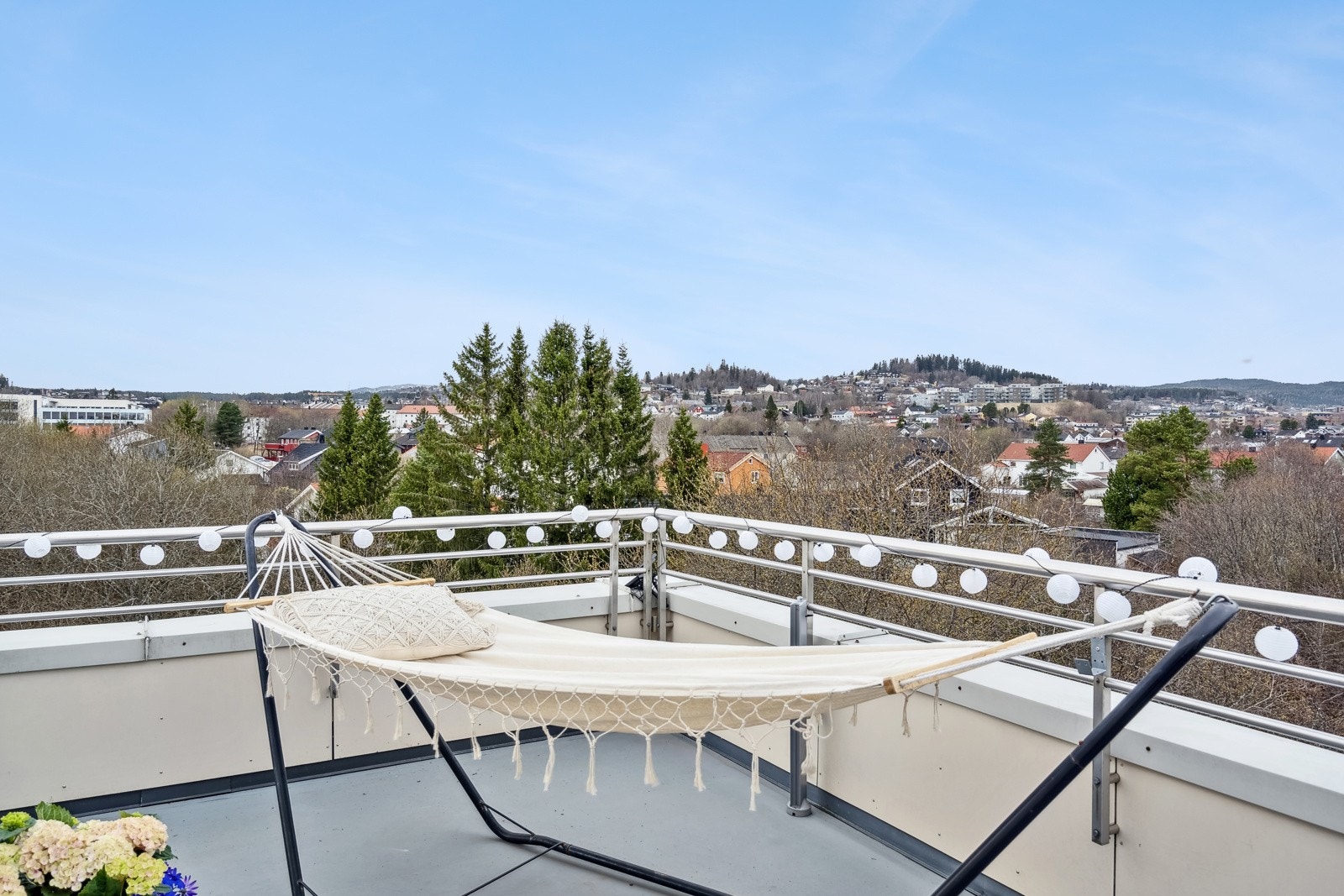 Leilighetens juvel er en stor og flott takterasse med vakker utsikt og gode solforhold. Galleribilde