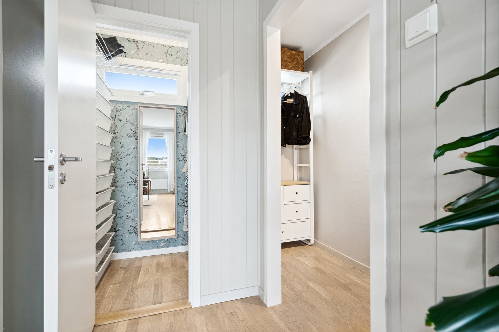 Lys entrè som byr på en velkommende ankomst. Galleribilde