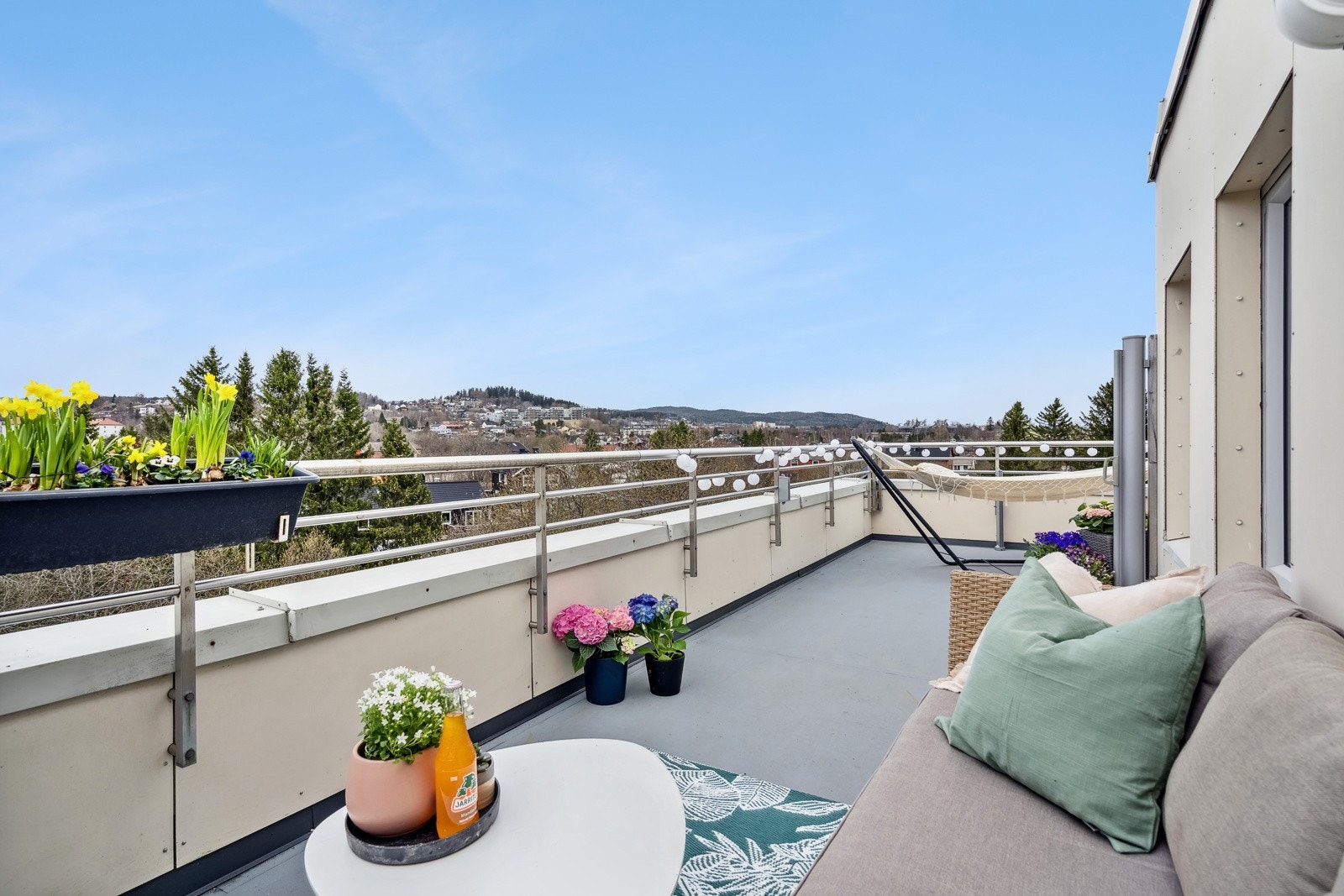 Prikken over i-en til en fantastisk leilighet er en hjørnebalkong i 4.etasje med fantastiske solforhold. Galleribilde