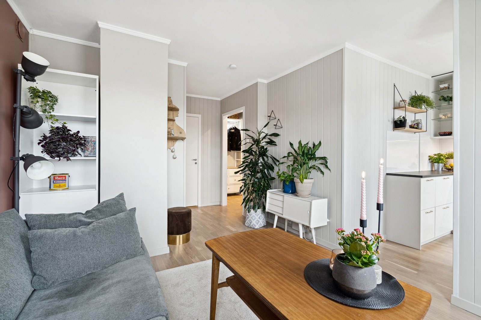 Vi fortsetter i stuen, som er det naturlige oppholdsrommet i leiligheten. Galleribilde