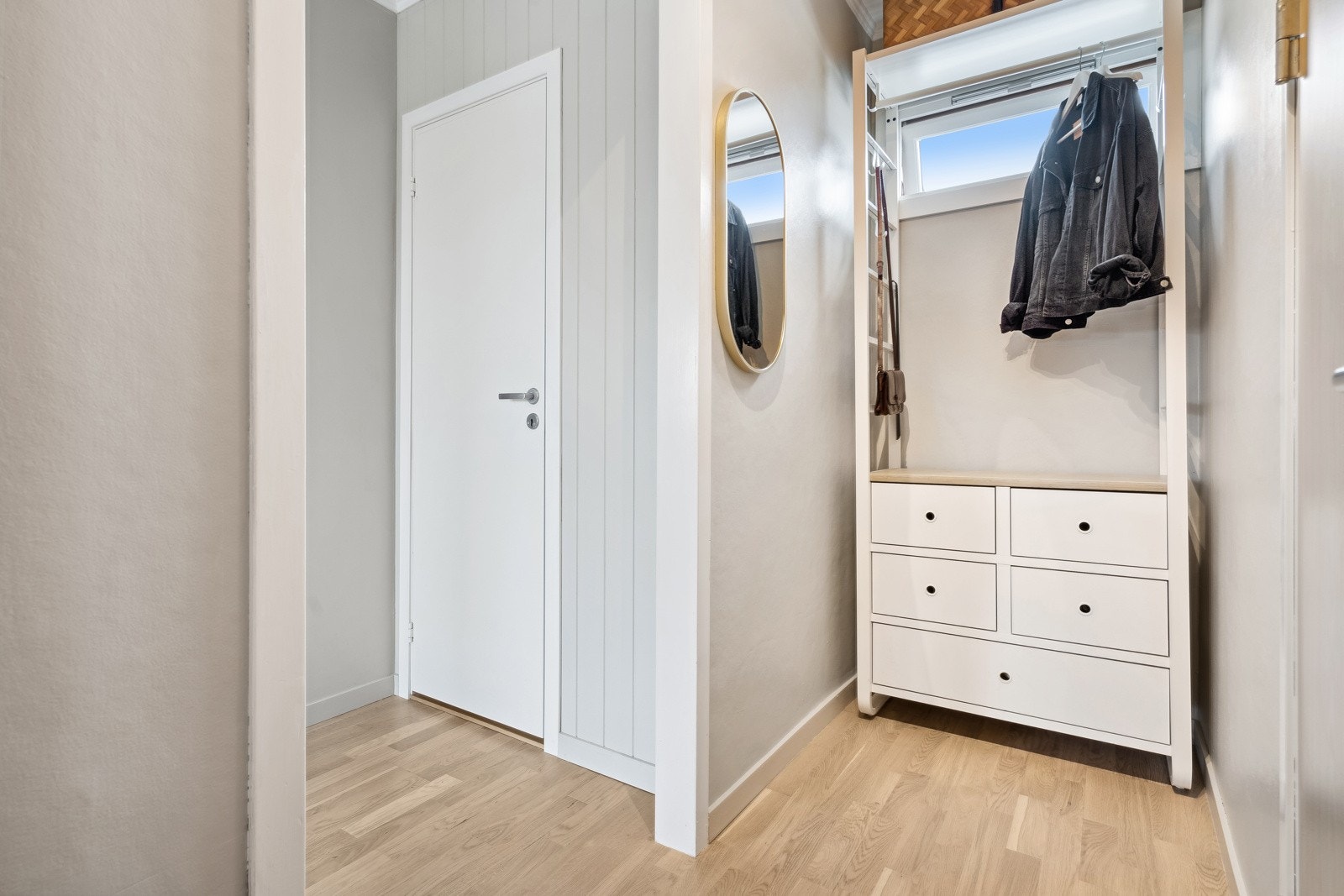 I entrèen er det plass til å henge fra seg det mest nødvendige av utetøy. Galleribilde