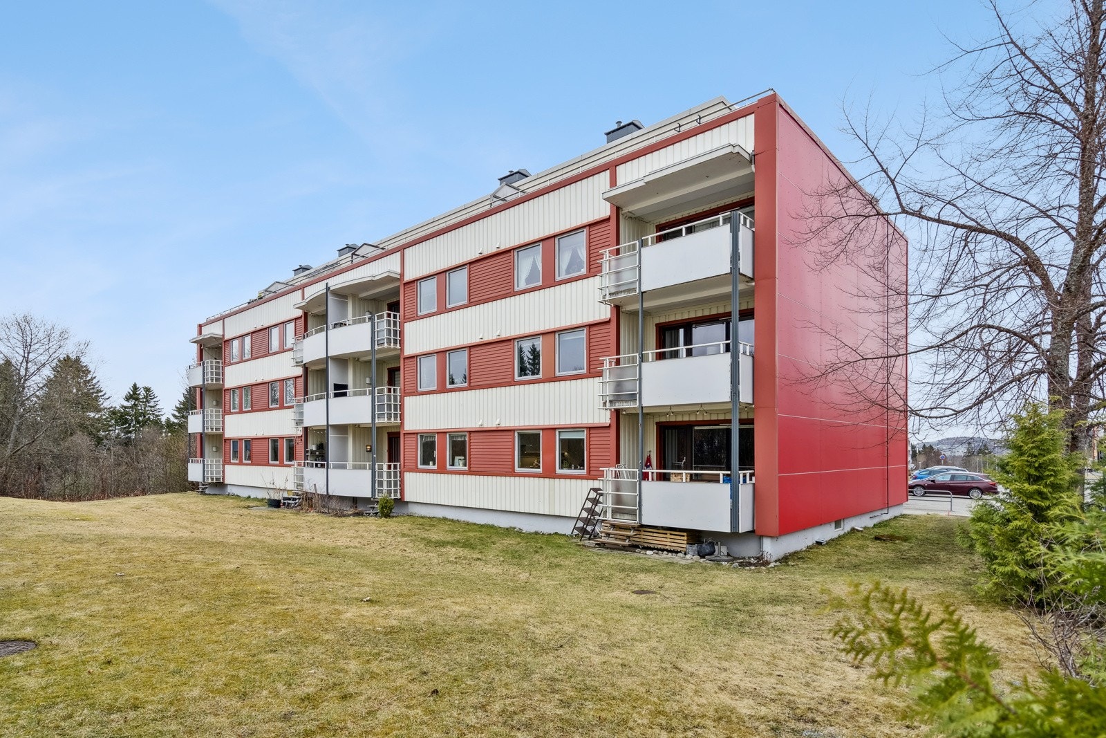 Velkommen til Waldemar Aunes veg 8B, en lys og arealeffektiv leilighet på populære Hallset. Galleribilde