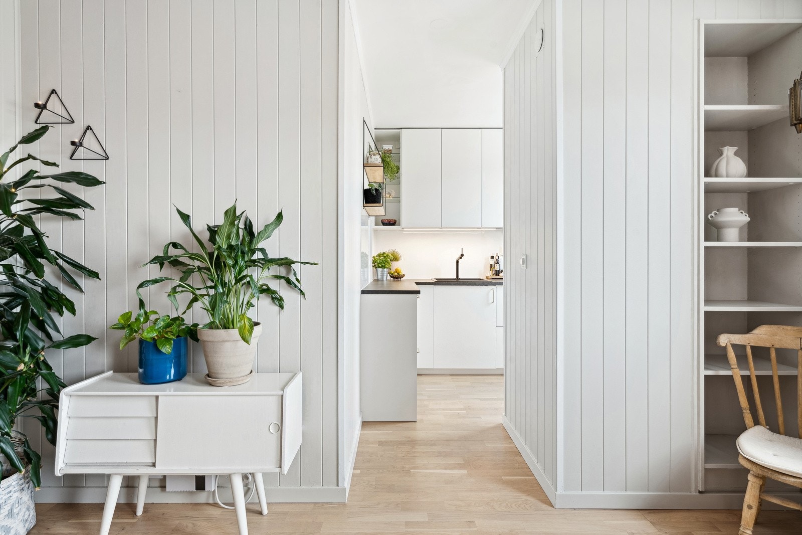 Stuen er malt i lyse farger med gode muligheter for å sette sitt personlig preg på leiligheten gjennom interiør. Galleribilde