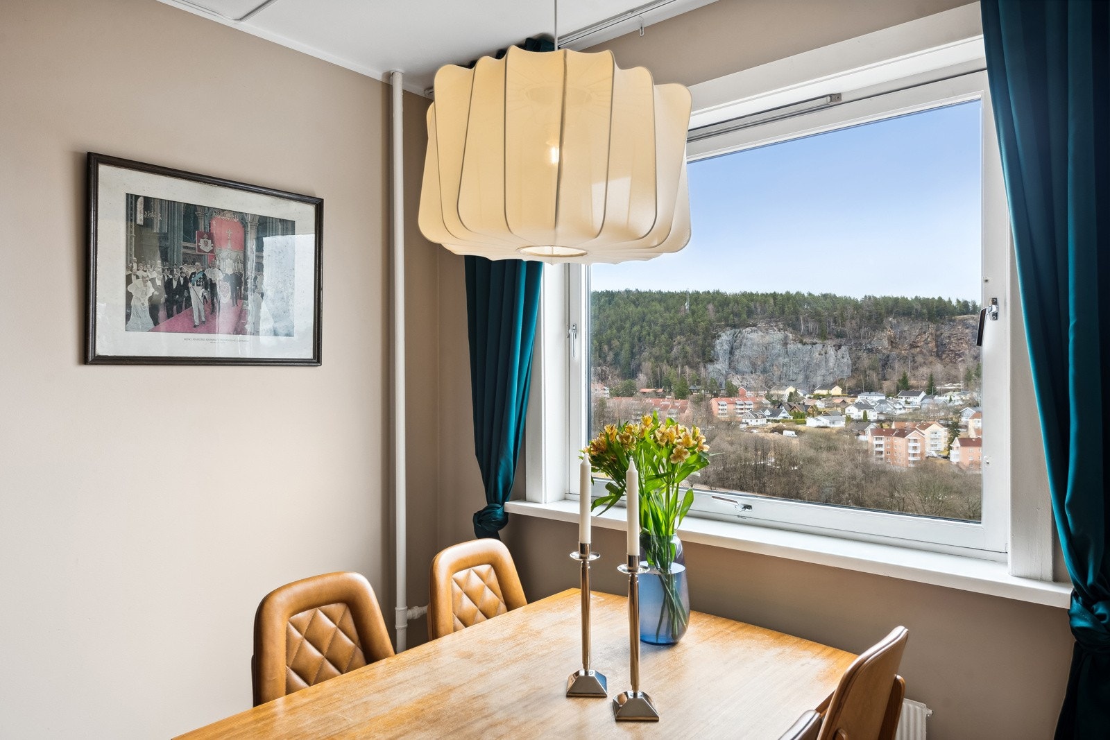 Her er det god plass til et hyggelig spisebord. Galleribilde