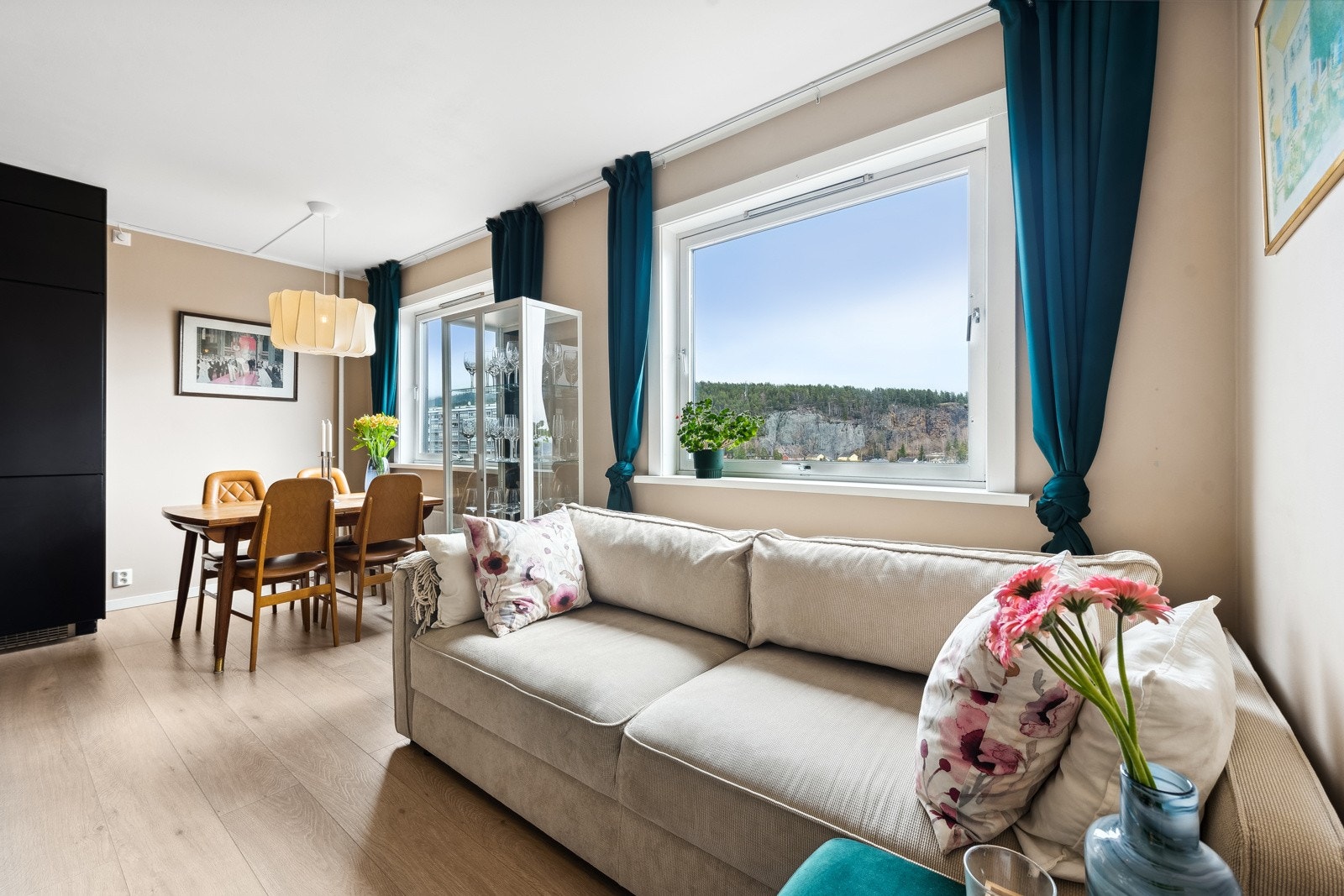 I stuen er det plass til sittegruppe og tilhørende møblement. Galleribilde