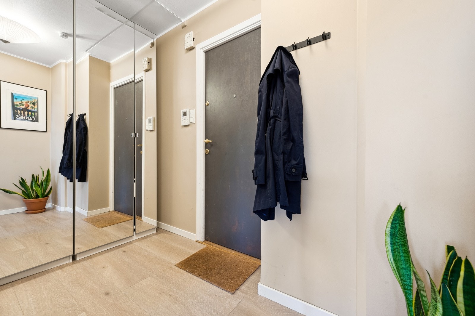 Leiligheten har en hyggelig og innbydende entre. Galleribilde