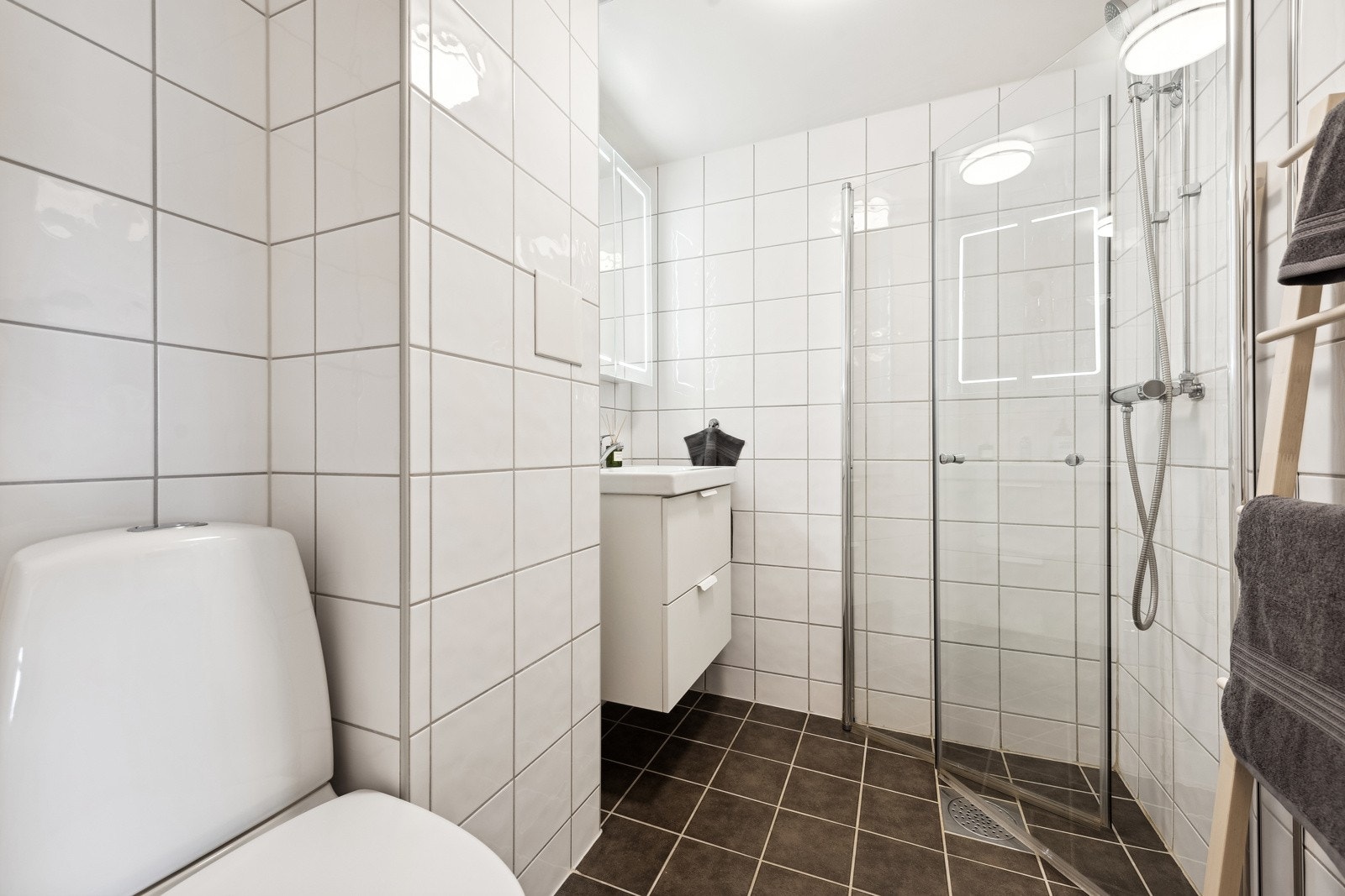 Pent flislagt baderom rehabilitert i regi av borettslaget i 2012 med varme i gulv. Galleribilde