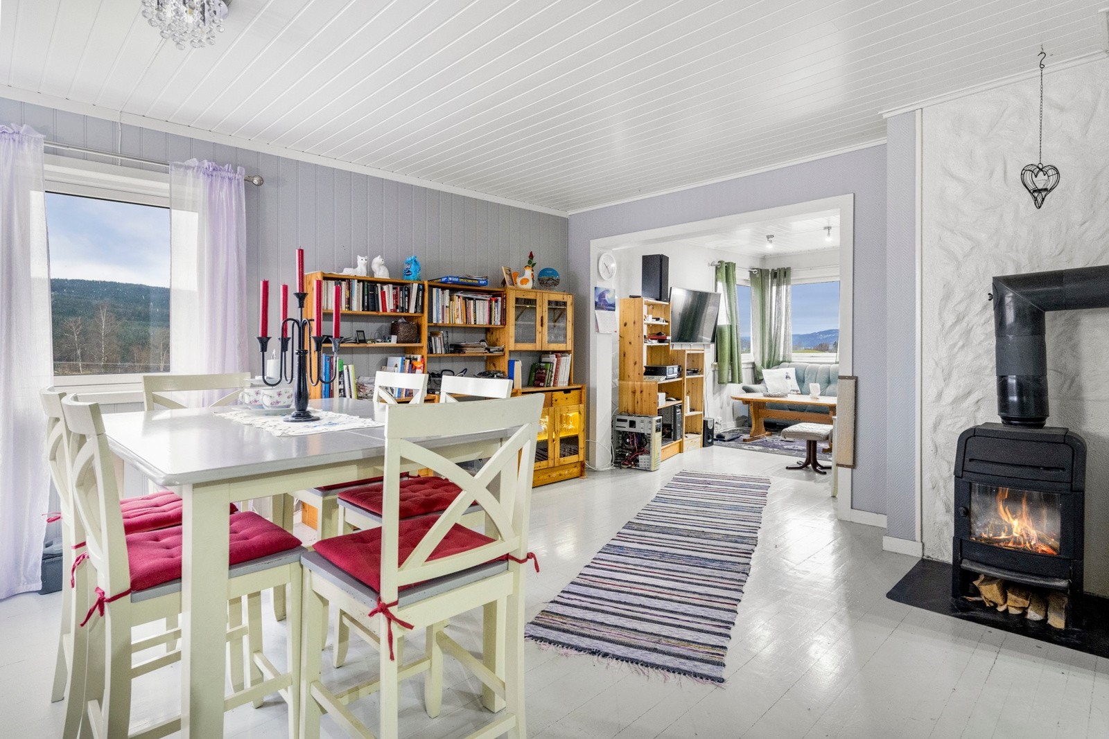 Spisestue og stue i 1. etasje Galleribilde