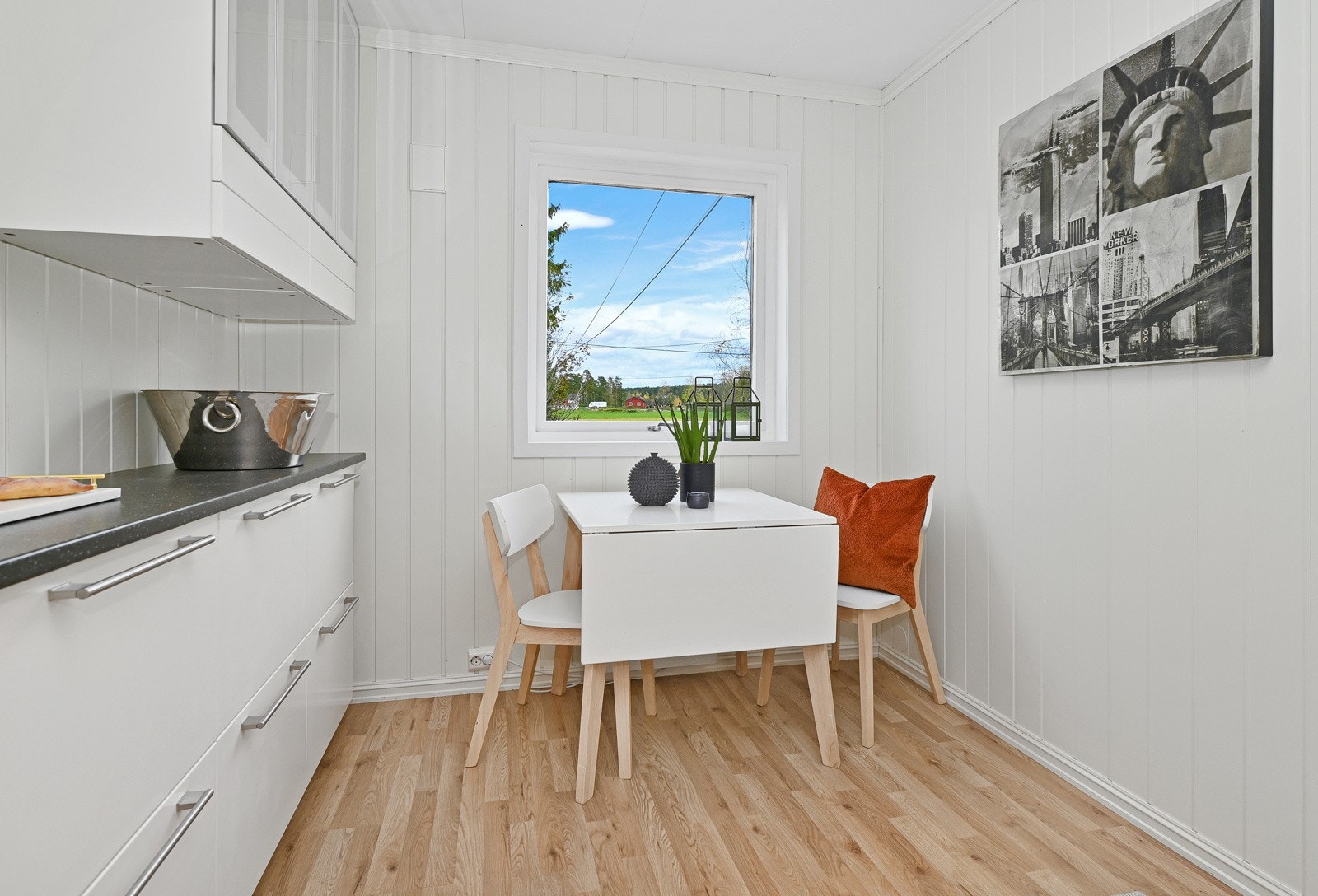 Mulighet for spiseplass ved vinduet som vender mot oppkjørselen. Galleribilde