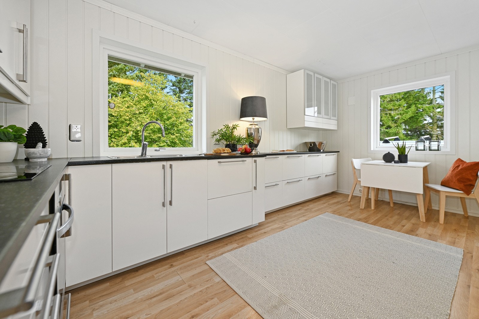 Kjøkkenet er ca 15 kvm, og har godt med skap- og benkeplass Galleribilde