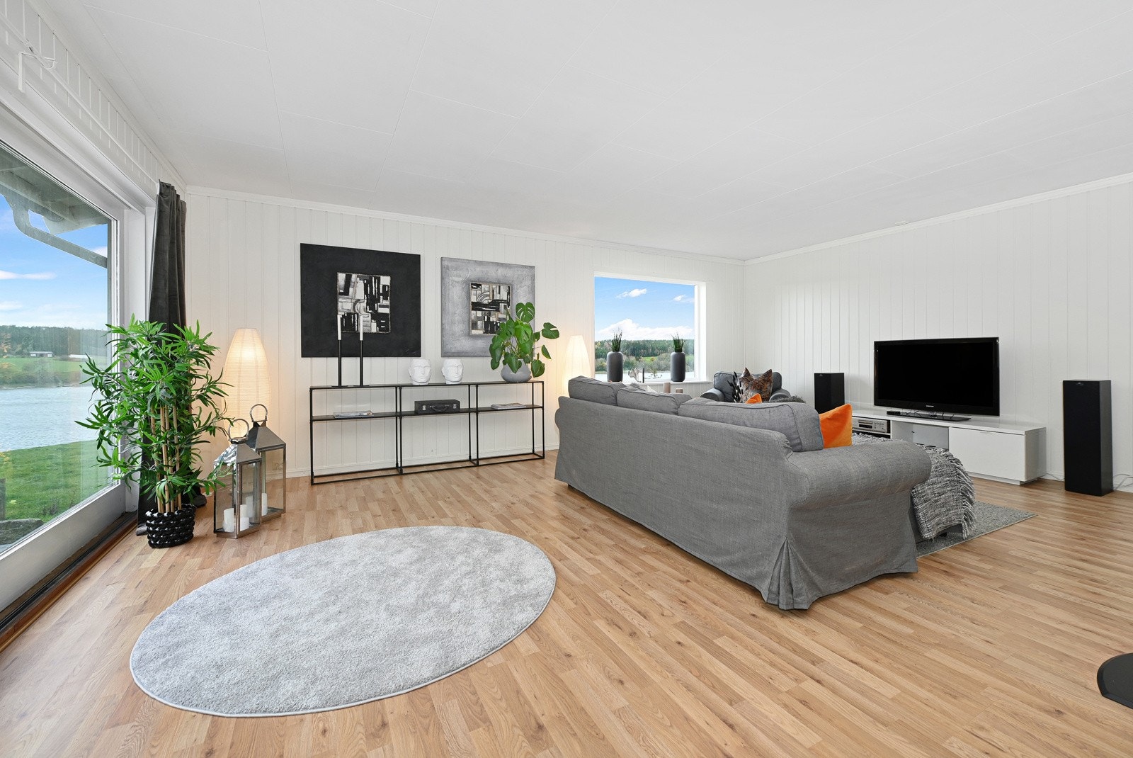 Det er heve-/skyvedør og utgang til en terrasse på vestsiden av huset. Galleribilde