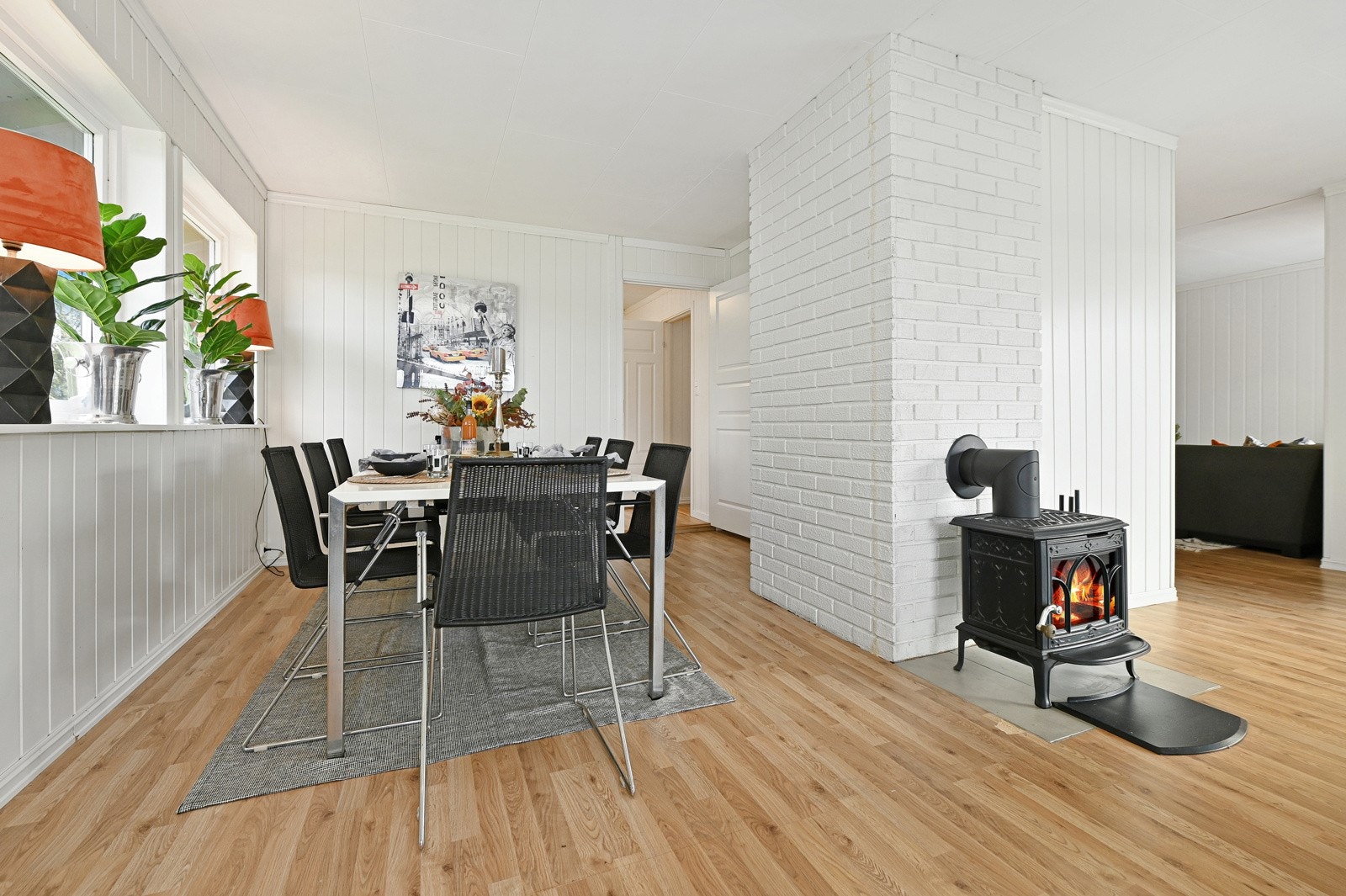 Det er peisovn i stuene i begge etasjer. Galleribilde