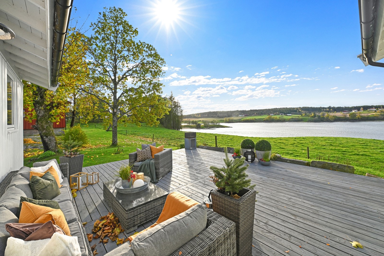 Eiendommen har meget gode solforhold, og solnedgangen over Glomma må oppleves! Galleribilde