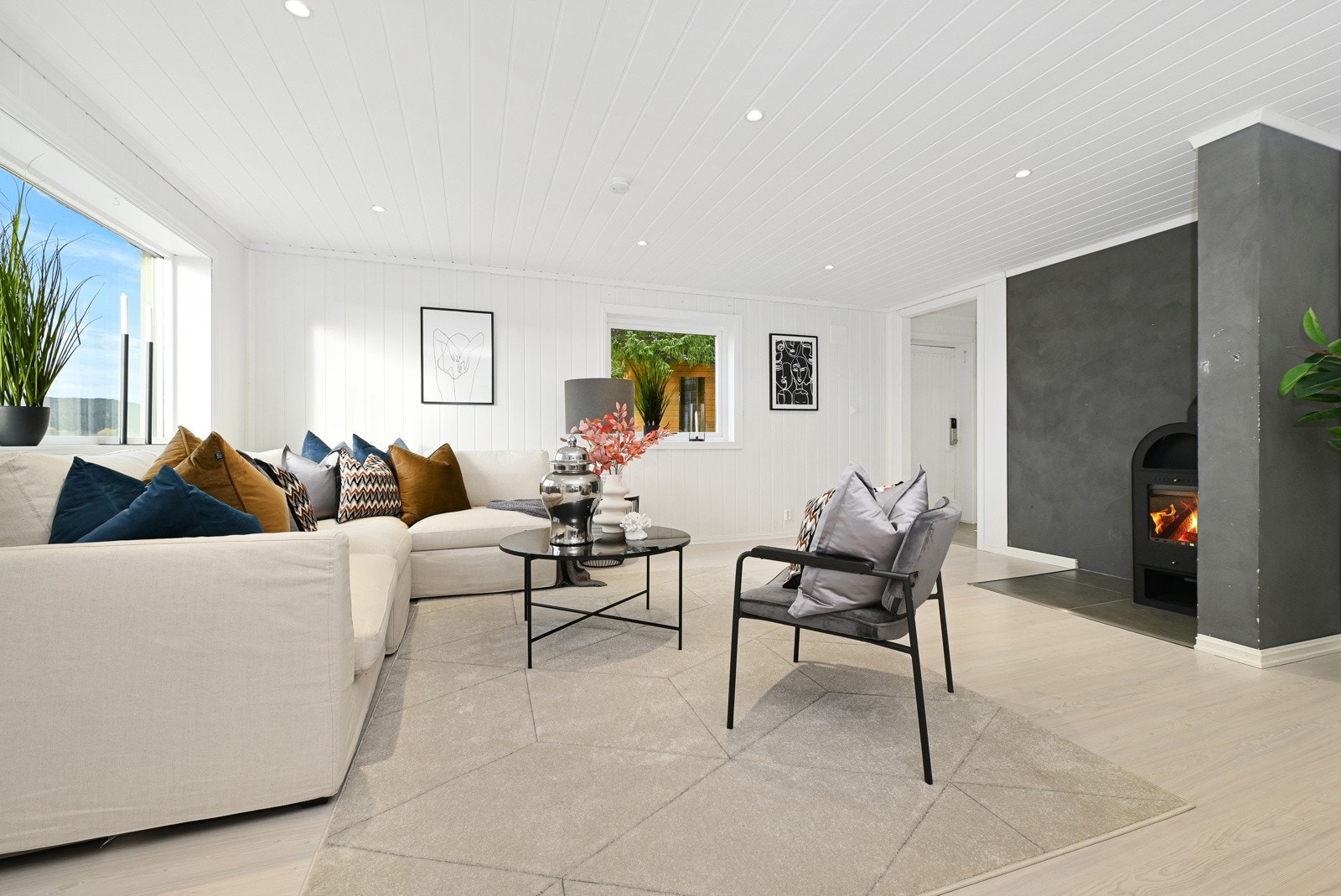 Det er stue, kjøkken og bad i begge etasjer, og henholdsvis 2 og 3 soverom. Galleribilde