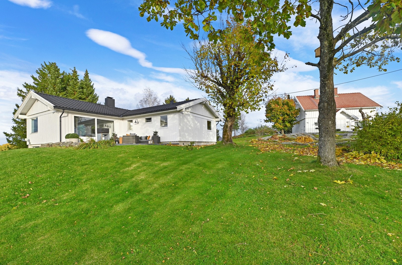 Dagens hovedhus er fra 1980 og ligger med vid utsikt til elven. Galleribilde