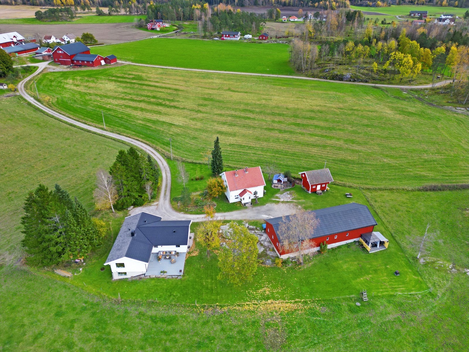 Eiendommen består av 2 bolighus, vognskjul/garasje og stabbur. Galleribilde