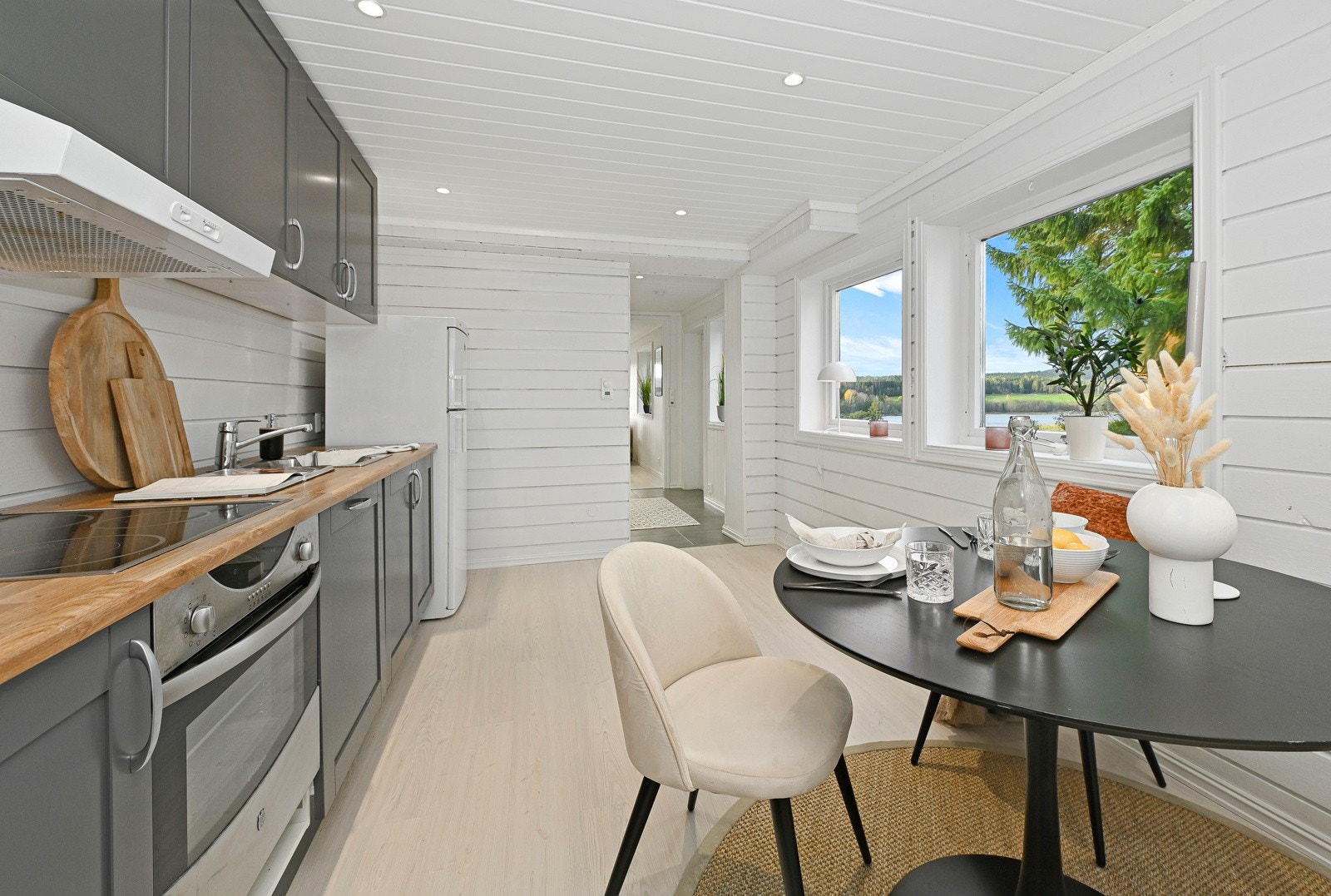 Det er gangareal ned langs siden av huset, og de to etasjene har adkomst på hver sin side av huset. Galleribilde